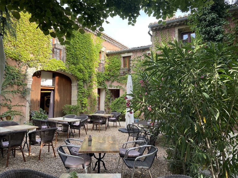 Cour intérieure de La Passiflore, Hôtel Restaurant à Vergèze, entre Nîmes et Montpellier, aux portes de la camargue