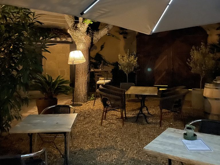 Cour intérieure pour déguster quelques tapas en début de soirée à la Passiflore, Hôtel Restaurant à Vergèze
