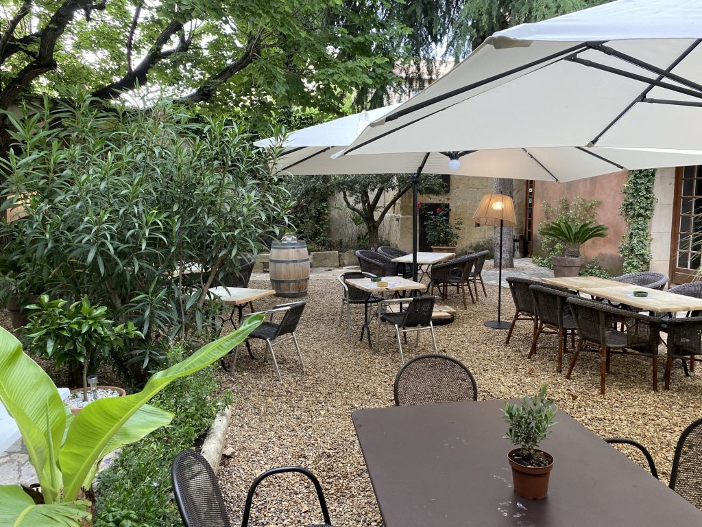 Cour intérieure de l'hôtel restaurant La Passiflore, aux portes de la Camargue entre Nîmes et Montpellier