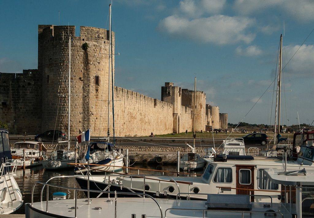 La localisation de La Passiflore, à proximité d'Aigues-Mortes et de ses vestiges